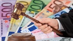 Casalinga perde 50 mila euro in una polizza vita: dopo 11 anni la Cassazione le dà ragione