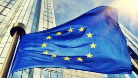 Nuove norme per l’AI: la Ue chiede risarcimenti per i consumatori